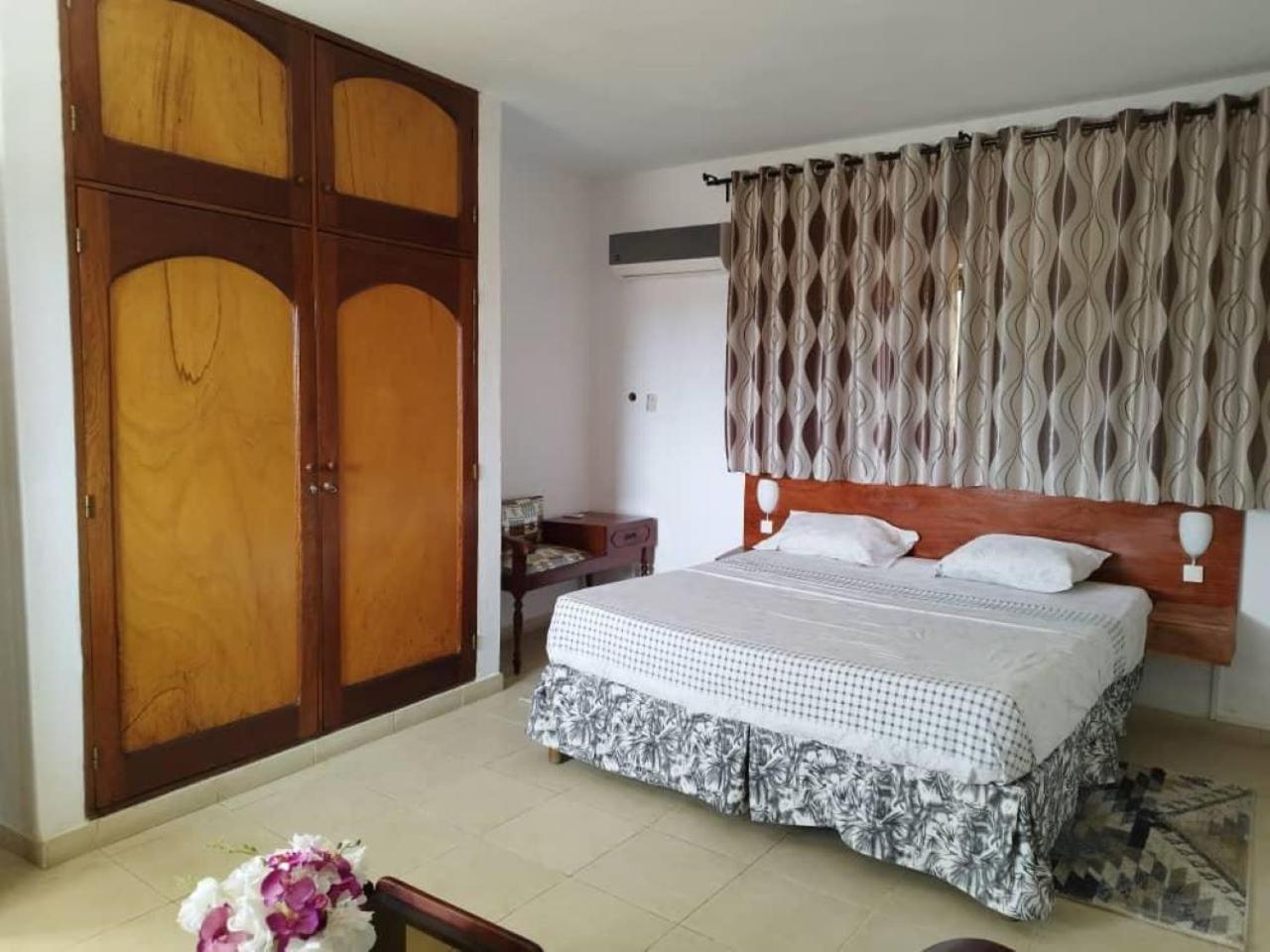Rosalie'S Suites Lomé Extérieur photo